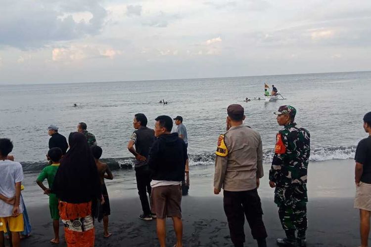 Suasana pencarian 4 orang korban tenggelam di pantai Tanjung Menangis, Lombok timur, Jumat (2/6/2023)