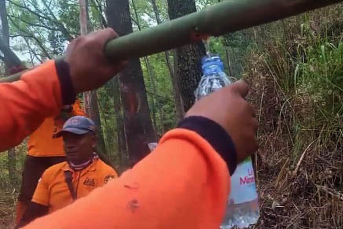 Tim relawan SAR El Pe Je yang membagikan cerita kehabisan air dengan memanfaatkan air yang ada dipohon bambu. Lokasi kebakaranyang cukup jauh dari pos Kebun Teh Jamus membuat mereka membatasi perbekalan untuk memaksimalkan upaya pemadaman kebakaran Gunung Lawu hingga mereka kehabisan air.