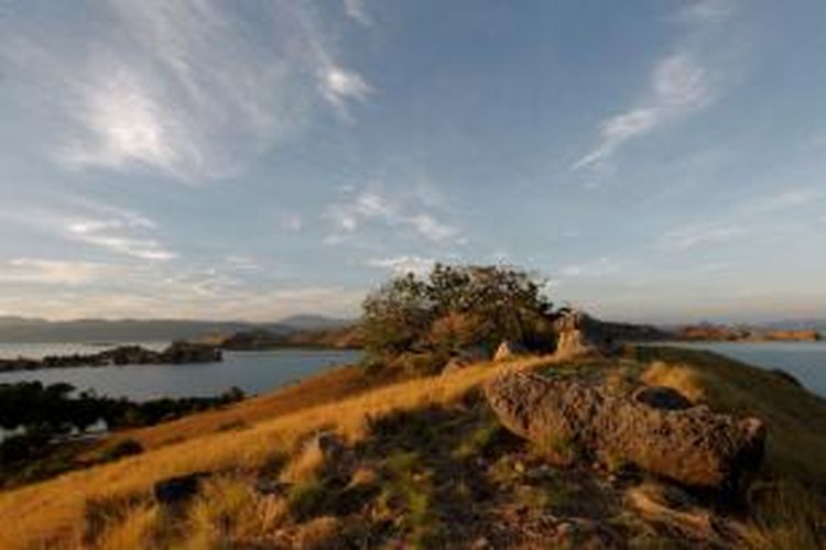 Lanskap bukit di Pulau Seraya, Manggarai Barat, Flores, NTT, Minggu (12/6/2011). Selain wisata di Pulau Komodo dan Rinca, Manggarai Barat memiliki potensi wisata keindahan pantai dan alam bawah laut. 