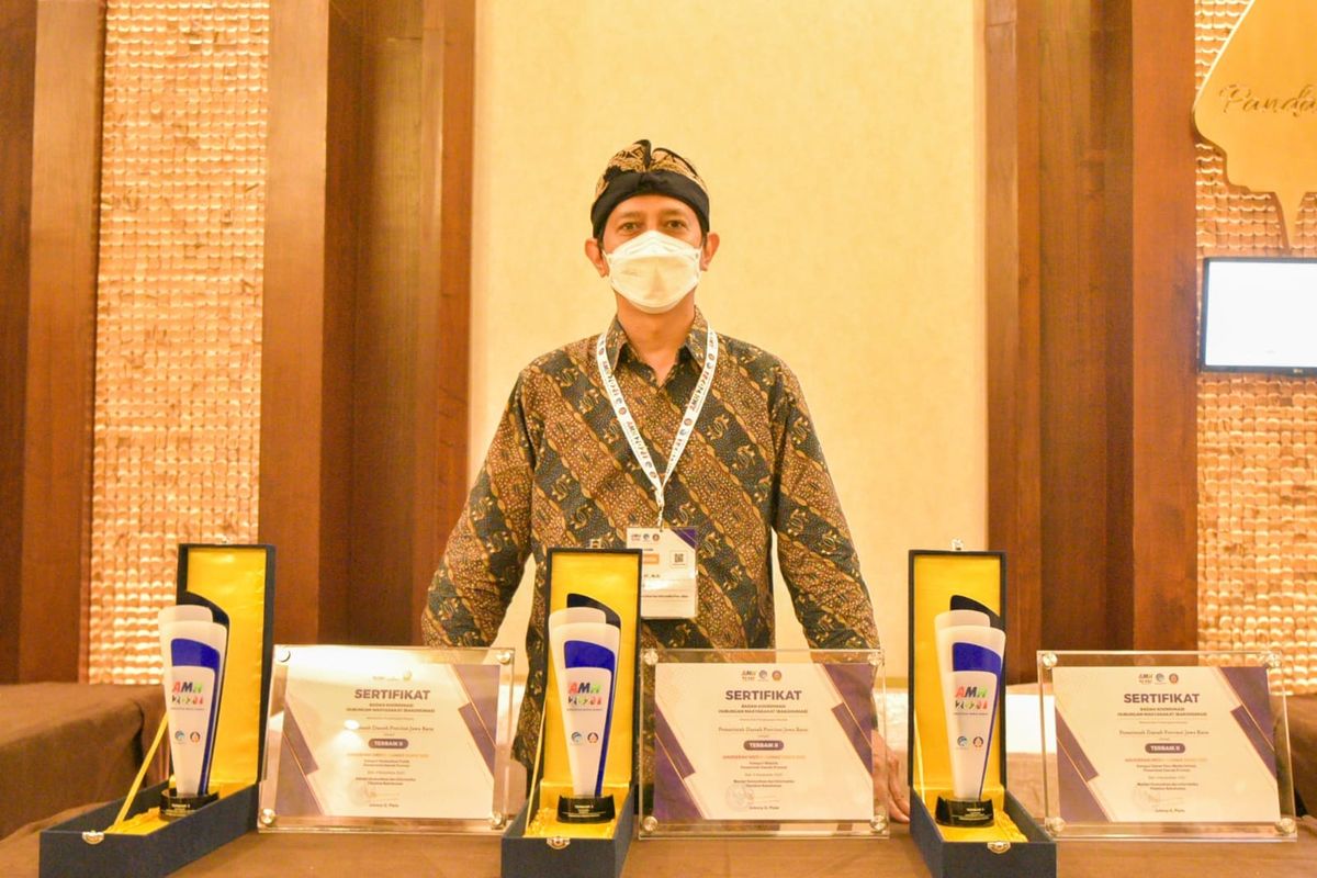 Kepala Dinas Komunikasi dan Informatika (Diskominfo) Provinsi Jabar Setiaji saat menerima tiga gelar Anugerah Media Humas (AMH) 2021.