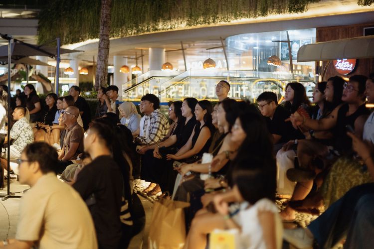 Potret konser musik Live At Aloft Amplified di Aloft Bali Kuta at Beachwalk, menghadirkan Adrian Khalif dan Rafi Sudirman, Sabtu (10/1/2026). 