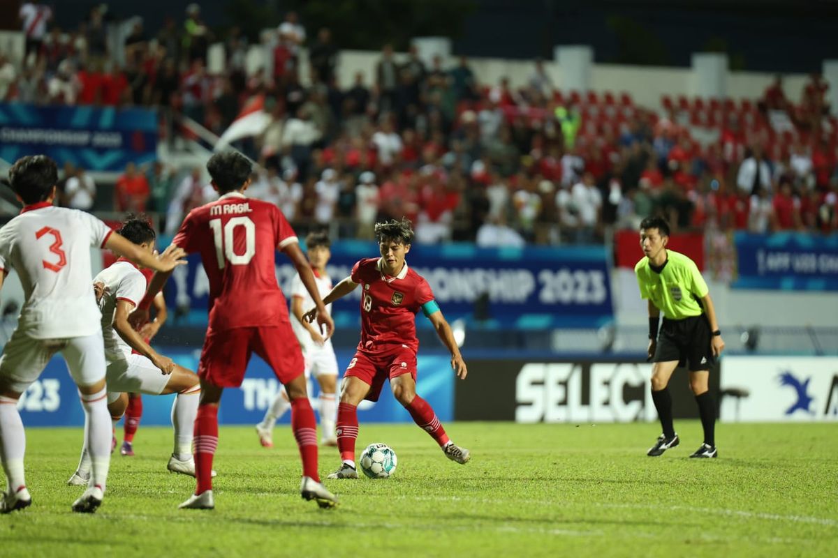 Alfeandra Dewangga memberi operan pada iaga timnas U23 Indonesia vs Vietnam di ajang final Piala AFF U23 2023 di Stadion Rayong, Thailand, Sabtu (26/8/2023) pukul 20.00 WIB. Terlihat di latar belakang wasit Hiroki Kasahara yang kepemimpinannya di partai final tersebut mendapat kritikan dari pelatih Shin Tae-yong.