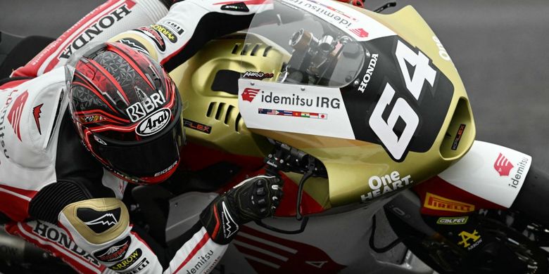 Pebalap Idemitsu Honda Team Asia asal Indonesia, Mario Aji, beraksi dalam sesi practice Moto2 Argentina di Sirkuit Termas de Rio Hondo di Santiago del Estero, Argentina pada 14 Maret 2025. (Photo by Luis ROBAYO / AFP)