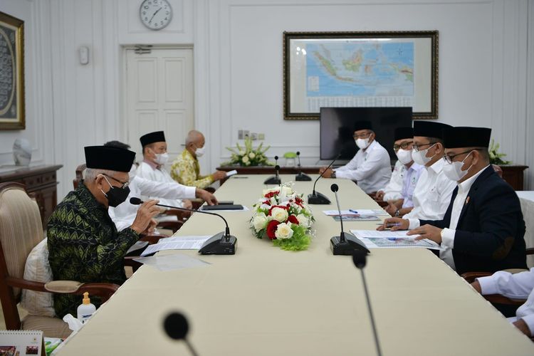 Wakil Presiden Ma'ruf Amin menerima audiensi Dewan Pimpinan Pusat Asosiasi Petani Kelapa Sawit Indonesia (DPP Apkasindo) di kediaman resmi Wapres, Jakarta, Kamis (28/07/2022).