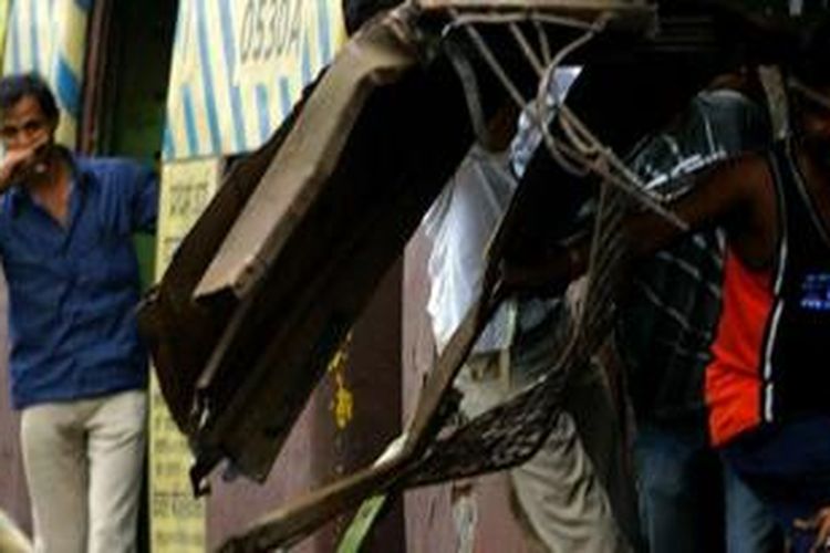 Puing kereta api yang diledakan di Mumbai pada 2006 silam.