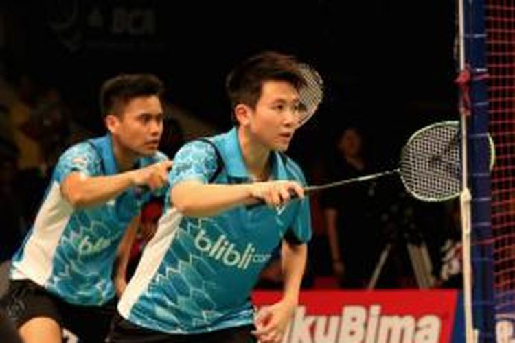 Pebulu tangkis ganda campuran Indonesia, Tontowi Ahmad/Liliyana Natsir, bersiap menerima servis dari pasangan Tiongkok, Liu Cheng/Bao Yixin, pada babak perempat final BCA Indonesia Open Superseries Premier 2015 di Istora Senayan, Jakarta, Jumat (5/6/2015).