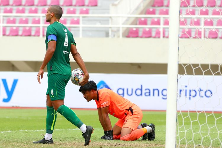 Pemain Persebaya Surabaya Leo Lelis membawa bola dan Ernando Ari tertunduk seusai menghalau serangan pemain Dewa United saat pertandingan pada pekan ke-17 Liga 1 2022-2023 yang berakhir dengan skor 1-2 di Stadion Manahan Solo, Sabtu (24/12/2022) sore.