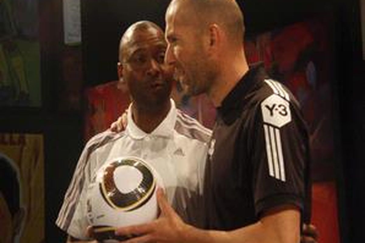 Mantan kapten dan legenda Afrika Selatan, Lukas Radebe (kiri), dan mantan kapten dan legenda Perancis, Zinedine Zidane dalam temu pers di Sandton Convention Center, Senin (21/5/2010).