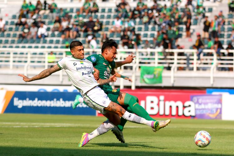 Pemain Persebaya Surabaya Kadek Raditya menjaga ketat pemain Persib Bandung Ciro Alves saat pertandingan pekan ke-15 Liga 1 2023-2024 yang berakhir dengan skor 2-3 di Stadion Gelora Bung Tomo Surabaya, Sabtu (7/10/2023) sore.