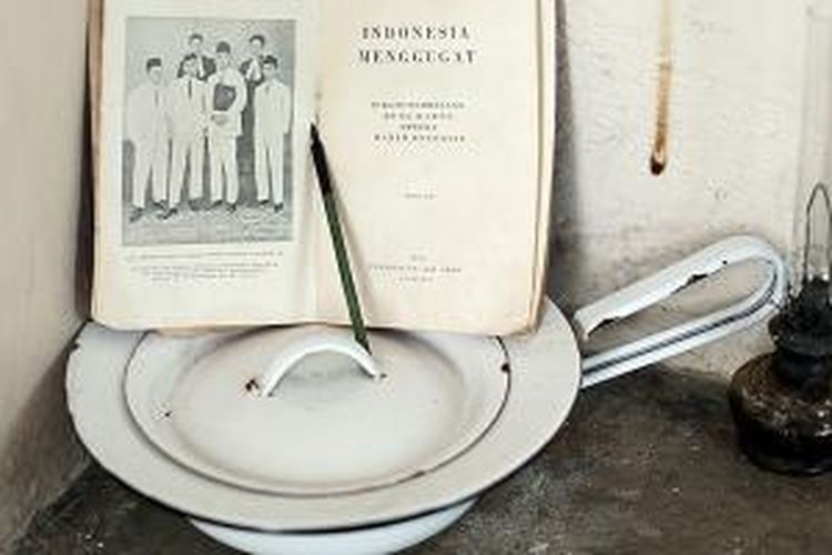 Pernik di bekas sel yang dihuni oleh Soekarno saat dipenjara di Penjara Banceuy, Bandung, Jawa Barat.