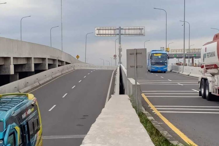 Jelang mudik lebaran tahun 2023, beberapa jalur mudik di Kabupaten Bandung masih perlu perbaikan. Mulai dari jalan yang berlubang, penerangan lampu, hingga rambu-rambu lalu lintas.