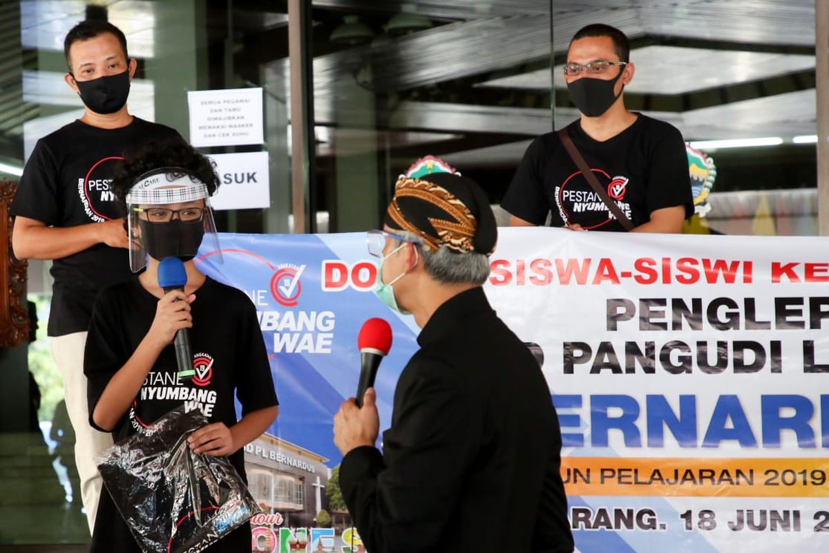 Siswa SD Pangudi Luhur Bernadus Semarang merayakan kelulusan sekolah dengan mendonasikan bantuan untuk warga terdampak Covid-19.