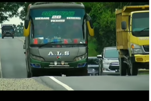 Viral Bus PO ALS Ugal-ugalan, Salip Kanan Gagal Langsung Salip Kiri