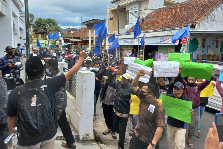 Para pekerja toilet di Kabupaten Tasikmalaya berunjuk rasa memprotes Menteri BUMN Erick Thohir terkait WC gratis, di Kecamatan Sukahening, Minggu (12/12/2021).