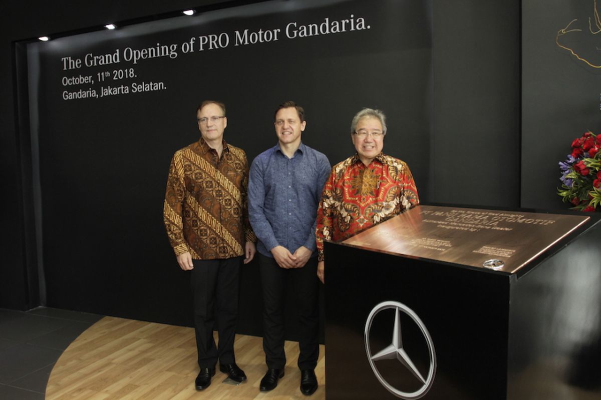 Roelof Lamberts, President & CEO PT Mercedes-Benz Distribution Indonesia, Mark Raine, Vice President of Sales and Marketing for Passenger Cars at Mercedes-Benz Malaysia, dan Jongkie Sugiarto - President Direktur PT Panji Rama Otomotif (PRO Motor) di acara The Grand Opening PT PRO Motor Gandaria.