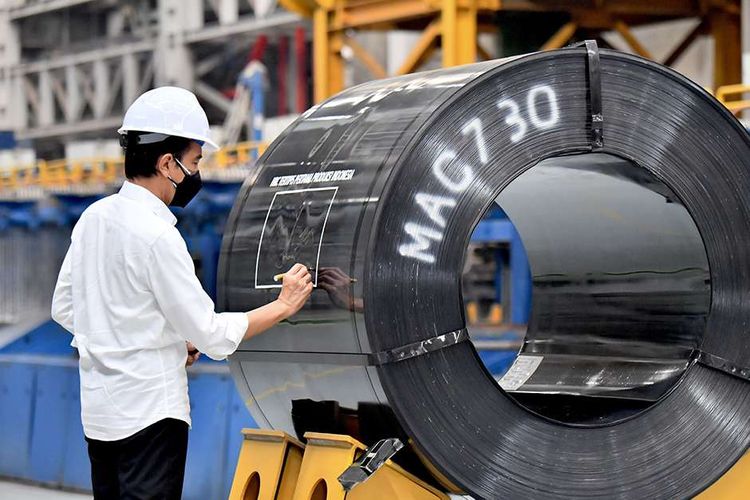 Presiden Joko Widodo menandatangani baja produk terbaru saat meresmikan pabrik Hot Strip Mill 2 PT Krakatau Steel (Persero) Tbk di Kota Cilegon, Banten, Selasa (21/9/2021). Pabrik ini memiliki kapasitas produksi hot rolled coil (HRC) sebesar 1,5 juta ton per tahun dan merupakan pabrik pertama di Indonesia yang mampu menghasilkan HRC kualitas premium.