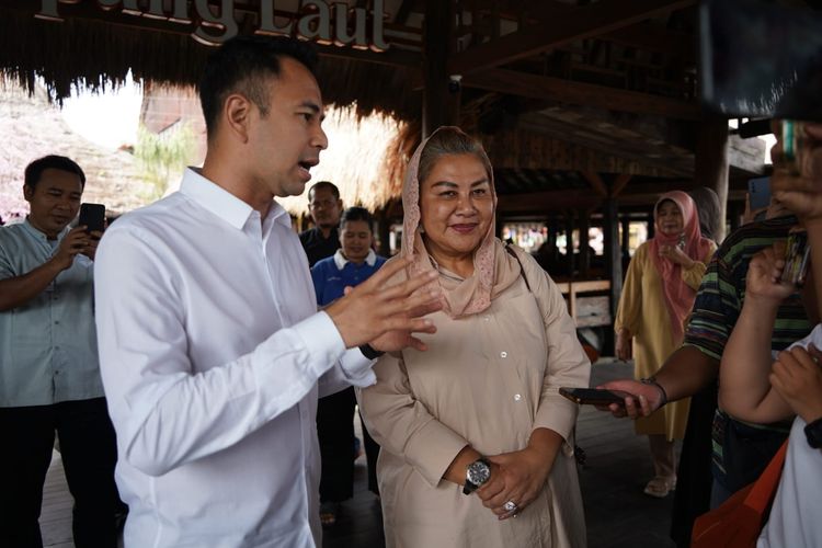 Artis sekaligus pengusaha muda, Raffi Ahmad bersama Wali Kota Semarang, Hevearita Gunaryanti Rahayu memberikan keterangan pers di Kampung Laut Semarang, Sabtu (24/2/2024).