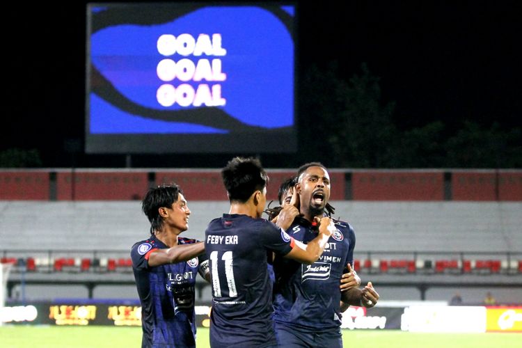 Penyerang Arema FC, Carlos Fortes, melakukan selebrasi usai mencetak gol salto ke gawang Persija dalam laga Liga 1 2021-2022 di Stadion Kapten I Wayan Dipta, Gianyar, Bali, Sabtu 5 Februari 2022.