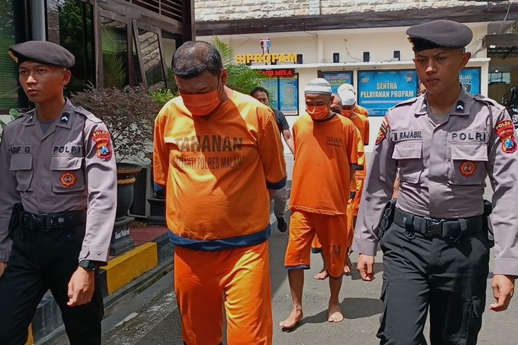 Lima tersangka kasus percobaan pembunuhan berencana dengan tembakan senapan angin saat digelandang di Mapolres Malang, Rabu (1/2/2023).