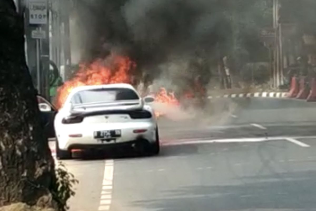 Sebuah mobil sedan Mazda RX-7 keluaran 1996 terbakar di Jalan Suryo, Rawa Barat, Kebayoran Baru, Jakarta, Kamis (6/8/2020) pukul 09.15 WIB.
