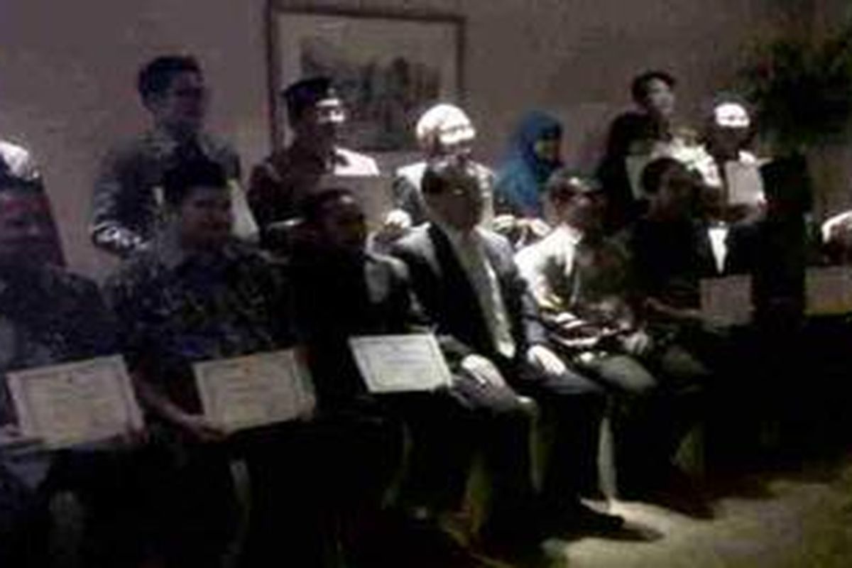 Para guru dari Pondok Pesantren yang berangkat ke Jepang berfoto bersama dengan Wakil Duta Besar, Makita Shimokawa dalam acara Penyerahan Sertifikat Kunjungan ke Jepang, di Hotel Pullman, Jakarta, Jumat (16/11/2012).