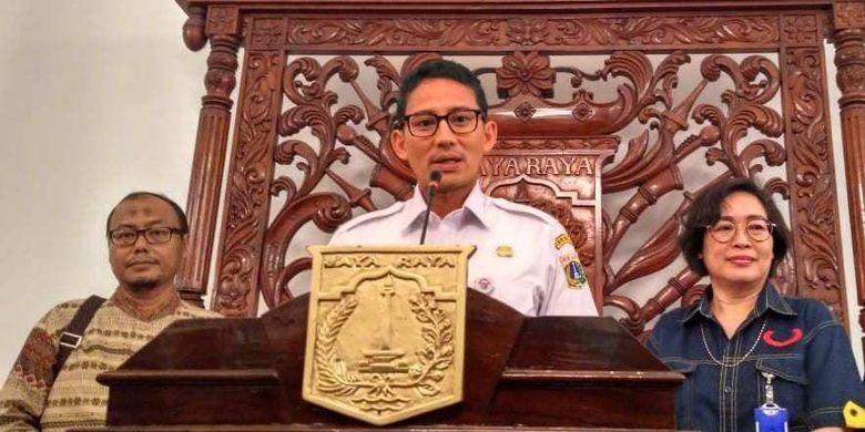 Direktur Utama PD Dharma Jaya Johan Romadhon, Wakil Gubernur DKI Jakarta Sandiaga Uno, dan mantan Direktur Utama PD Dharma Jaya Marina Ratna Dwi Kusumajati di Balai Kota, Rabu (23/5/2018).