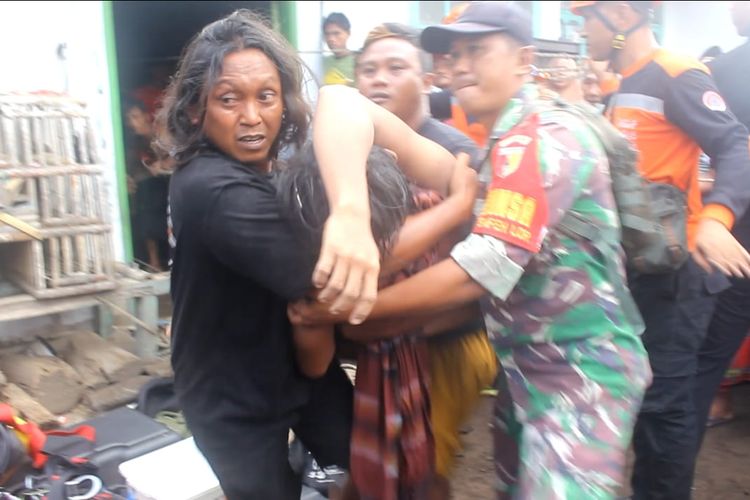 Petugas mengevakuasi Abdul Aziz usai tercebur ke sumur sedalam 10 meter, Senin (02/12/2024)