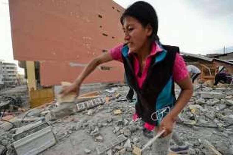 Veronica Paladines berupaya menggali reruntuhan dengan menggunakan tangan kosong, demi menemukan sang suami yang terpendam di bawah puing dampak gempa bumi di wilayah Manta, Ekuador.  