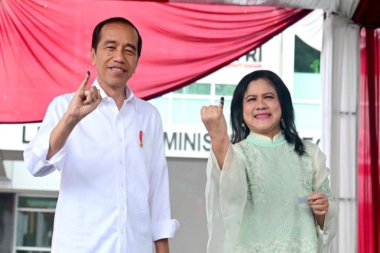 Presiden Joko Widodo dan Ibu Iriana Joko Widodo menunjukkan jari kelingking yang sudah dicelup ke tinta sebagai tanda sudah menggunakan hak suara untuk Pemilu 2024 di TPS 10 Gambir, Jakarta Pusat, Rabu (14/2/2024).