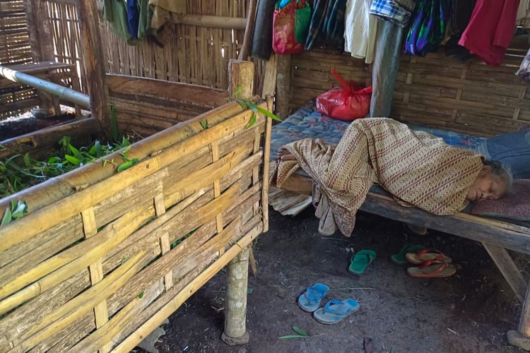 Kondisi nenek Arsina tidur di kandang sapi saat dikunjungi Serma Masruri.