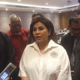 Ketua Umum INSA, Carmelita Hartoto (tengah)