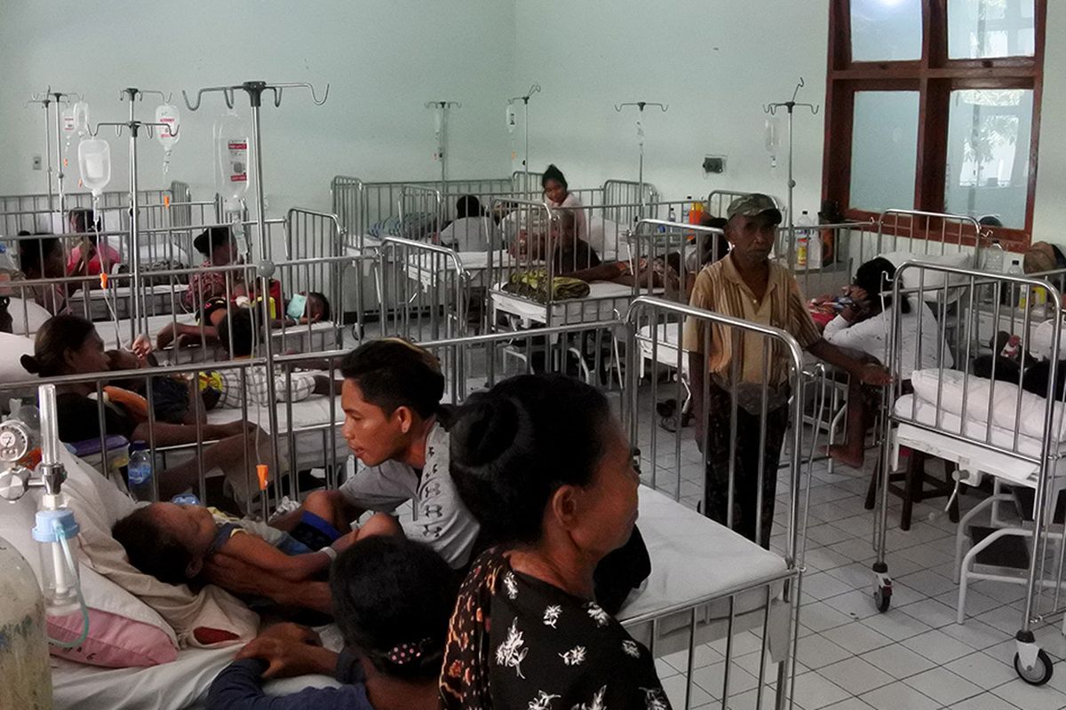 Suasana di salah satu ruangan bangsal anak khusus pasien terserang demam berdarah dengue (DBD) di RSUD TC Hillers Maumere, Kabupaten Sikka,  NTT,Rabu (11/3/2020). Dinas Kesehatan NTT melaporkan hingga Rabu (11/3) siang, Jumlah kasus DBD di NTT sudah mencapai 3.109 kasus dengan jumlah korban yang meninggal mencapai 37 orang yang tersebar di 22 kabupaten/kota se-NTT dan jumlah tertinggi adalah kabupaten Sikka dengan jumlah kasus mencapai 1.216 kasus dengan korban meninggal 14 orang.