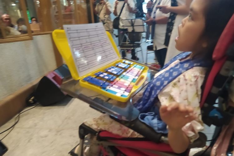 Penyandang cerebral palsy Teresa Olivia Purba memainkan alat musik pada  pada pameran lukisan Ashta Eccentric 2023 di Ashta 8, Jakarta Selatan, Sabtu (20/5/2023).

Pameran berlangsung mulai Jumat (19/5/2023) sampai dengan Minggu (18/6/2023).
