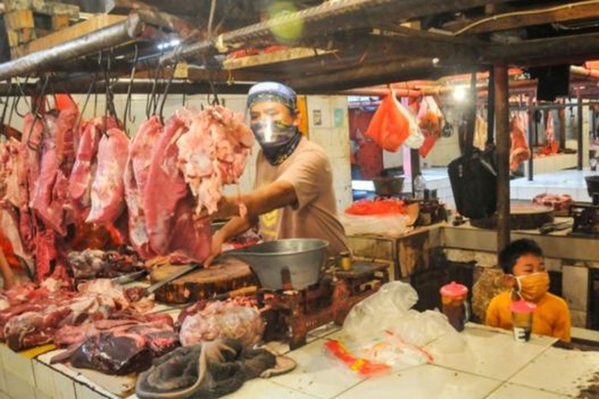 Pedagang menjual daging sapi di kiosnya di Pasar Perumnas Klender, Jakarta Timur, Senin (15/06/2020). PD Pasar Jaya mulai menerapkan aturan ganjil-genap untuk pedagang di pasar wilayah DKI Jakarta mulai hari itu. 