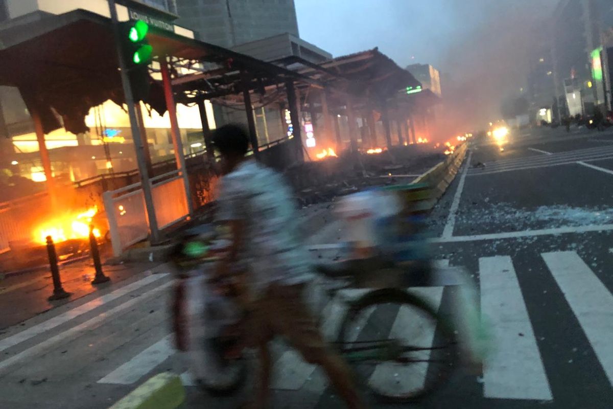 Shelter Transjakarta yang terletak di Jalan M.H Thamrin, tepatnya di depan  Pullman Hotel, Jakarta Pusat, Kamis (8/10/2020) sore, dibakar massa.