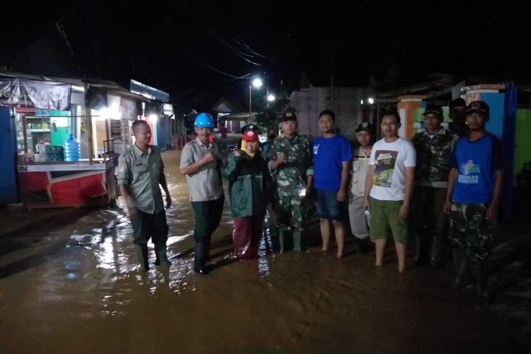Banjir akibat limpasan Sungai Cijalu menggenangi permukiman warga di Desa Sidamulya, Kecamatan Majenang, Kabupaten Cilacap, Jawa Tengah, Rabu (8/1/2020) malam.