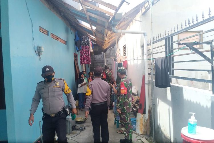 Anggota Koramil dan Polsek Argomulyo bersama warga bergotong royong memperbaiki atap rumah yang rusak.