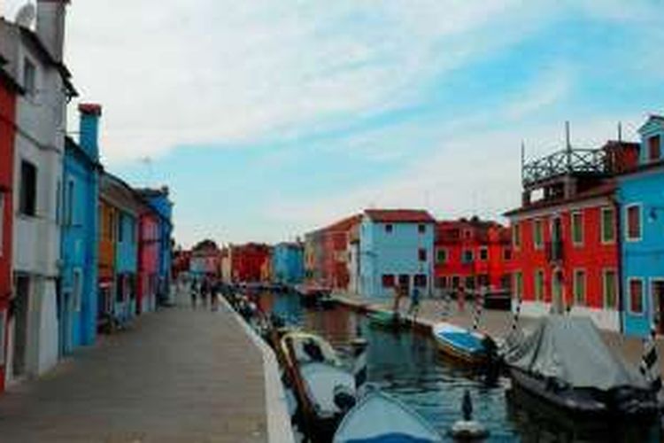 Salah satu sudut berwarna kota Burano, Italia.