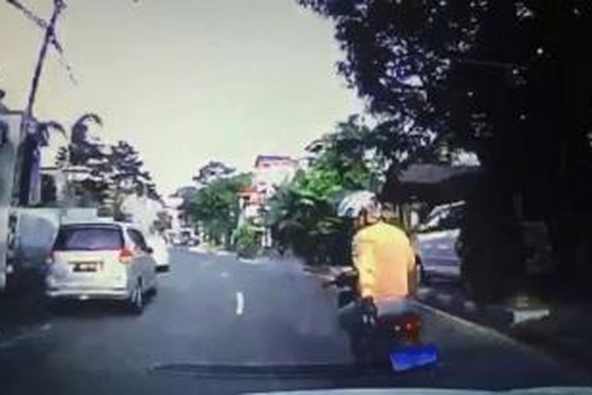 Modus pencurian dengan memberitahukan bahwa ban pengendara mobil kempes terekam kamera. Rekaman ini diungkapkan Direktorat Reserse Kriminal Umum Polda Metro Jaya. 