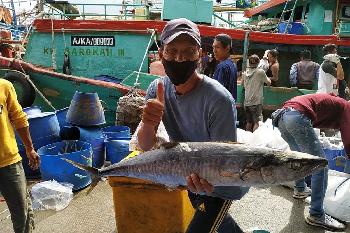 Ilustrasi seorang nelayan memamerkan ikan hasil tangkap