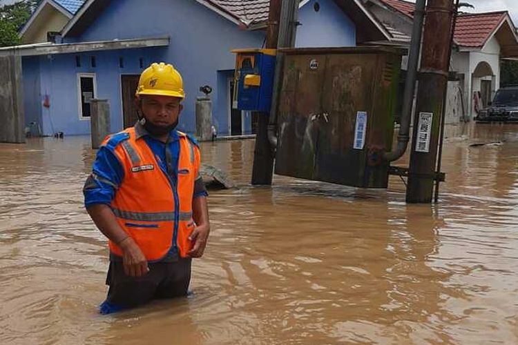 Petugas PLN UP3 Pekanbaru memantau lokasi banjir yang dipadamkan listriknya di Kecamatan Tenayan Raya, Kota Pekanbaru, Riau, Senin (29/3/2021).