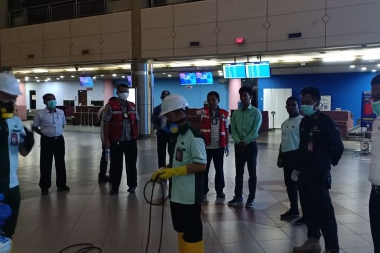 Pengelola Bandara Hang Nadim Batam, Kepulauan Riau (Kepri) melakukan penyemprotan disinfektan sebagai langkah preventif penyebaran corona virus disease (Covid-19) di Batam.