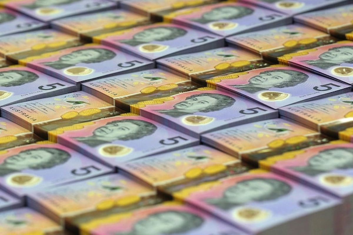 Gambar Ratu Elizabeth II menghiasi uang kertas 5 dollar di Australia.