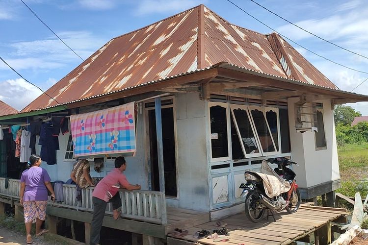 Ibu-Ibu penerima PKH di Desa Pipa Putih Ogan Ilir yang mengeluhkan dana PKH bulan ini yang jumlahnya tidak sesuai dari yang biasa mereka terima.