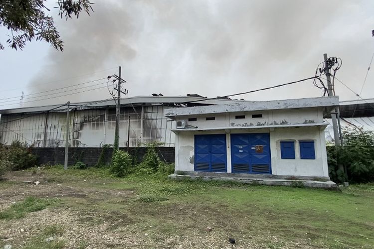 Bagian samping guda Lazada tampak masih mengeluarkan asap, Jumat (8/12/2023).
