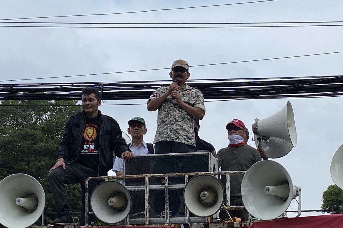 Eks Komandan Jenderal Komando Pasukan Khusus (Kopassus) Mayjen (Purn) Soenarko memimpin demonstrasi di depan Kantor Komisi Pemilihan Umum (KPU), Menteng, Jakarta Pusat, Senin (18/3/2024) siang.