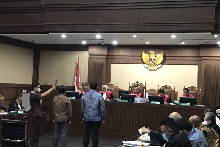 Jaksa penuntut umum (JPU) pada Kejaksaan Agung (Kejagung) menghadirkan Fungsional Analis Perdagangan Direktorat Barang Kebutuhan Pokok dan Barang Penting, Ditjen Perdagangan Dalam Negeri, Kemendag, Indra Wijayanto dan Kepala Biro Umum dan Layanan Pengadaan Kementerian Perdagangan RI Sugih Rahmansyah dalam persidangan yang digelar di Pengadilan Tindak Pidana Korupsi (Tipikor) pada Pengadilan Negeri (PN) Jakarta Pusat, Selasa (10/11/2022). Keduanya dihadirkan sebagai saksi kasus dugaan korupsi terkait izin ekspor minyak sawit mentah atau crude palm oil (CPO).