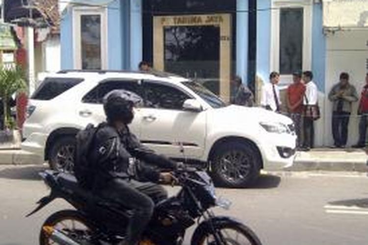 Mobil Toyota Fortuner putih yang dikendarai korban perampokan di Jalan Arjuno, Surabaya, Rabu (28/5/2014).