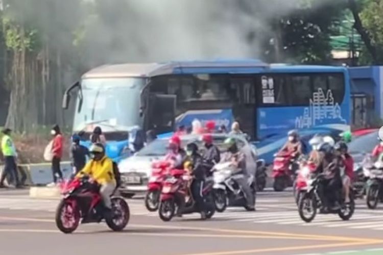 Kepulan asap keluar dari atas Transjakarta di Atrium Senin, Jakarta Pusat, Kamis (4/11/2021).