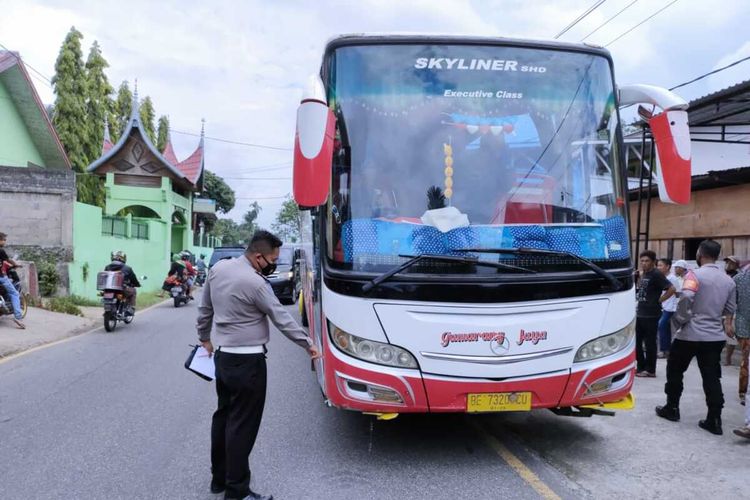 Bus Gumarang Jaya tabrak sekelompok siswa SD Pitalah, Tanah Datar, Kamis (15/4/2021). 3 siswa SD tewas dan 2 kritis. 